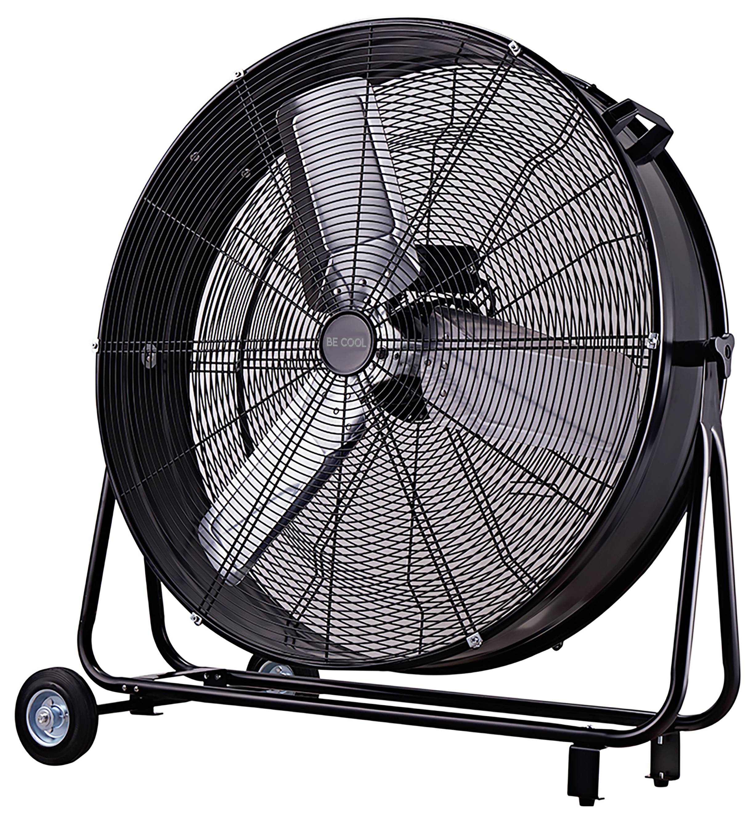 Großer Industrieventilator mit Metallblättern, auf einem schwarzen Rahmen mit Rädern für Mobilität montiert. Der Ventilator ist nach oben geneigt und deutet auf eine verstellbare Richtung hin.