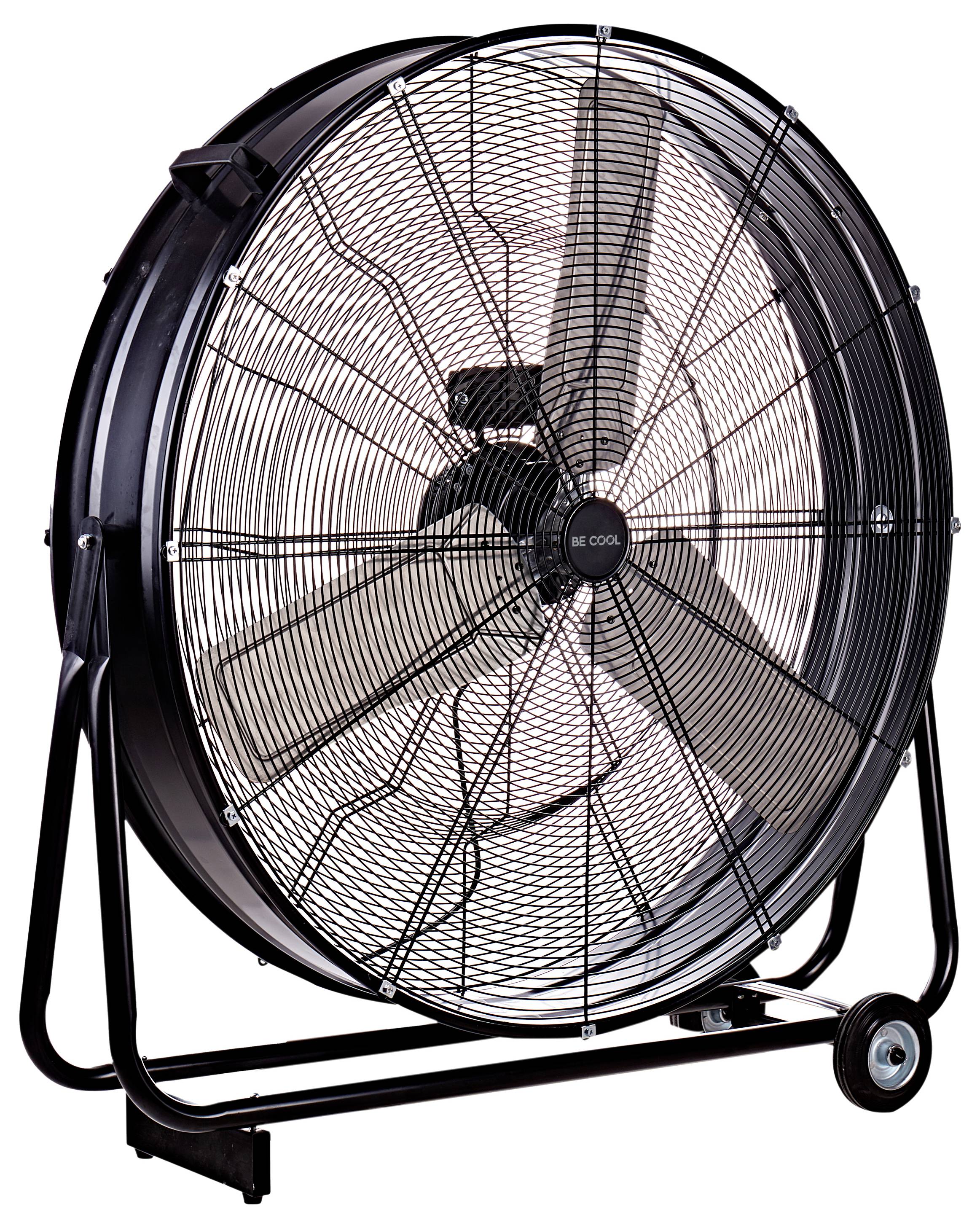 Ein großer Industrie-Standventilator mit Schutzmetallgitter, montiert auf einem fahrbaren Ständer, entwickelt für hochvolumige Luftzirkulation.