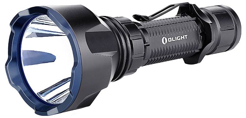 Eine kompakte schwarze Taschenlampe mit strukturierter Griffoberfläche, blauer Linsenfa­ssung und mit der Marke „Olight