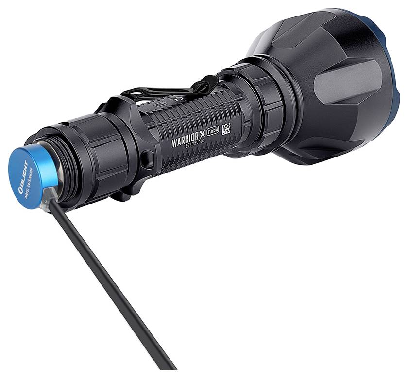 Eine schwarze taktische Taschenlampe mit strukturiertem Griff, die sich über ein Kabel an der blauen magnetischen Basis mit Marken- und Modellbezeichnungen auflädt.