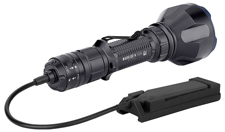 Eine schwarze taktische Taschenlampe mit angebrachtem Ladegerät, mit robustem Design und der Bezeichnung 