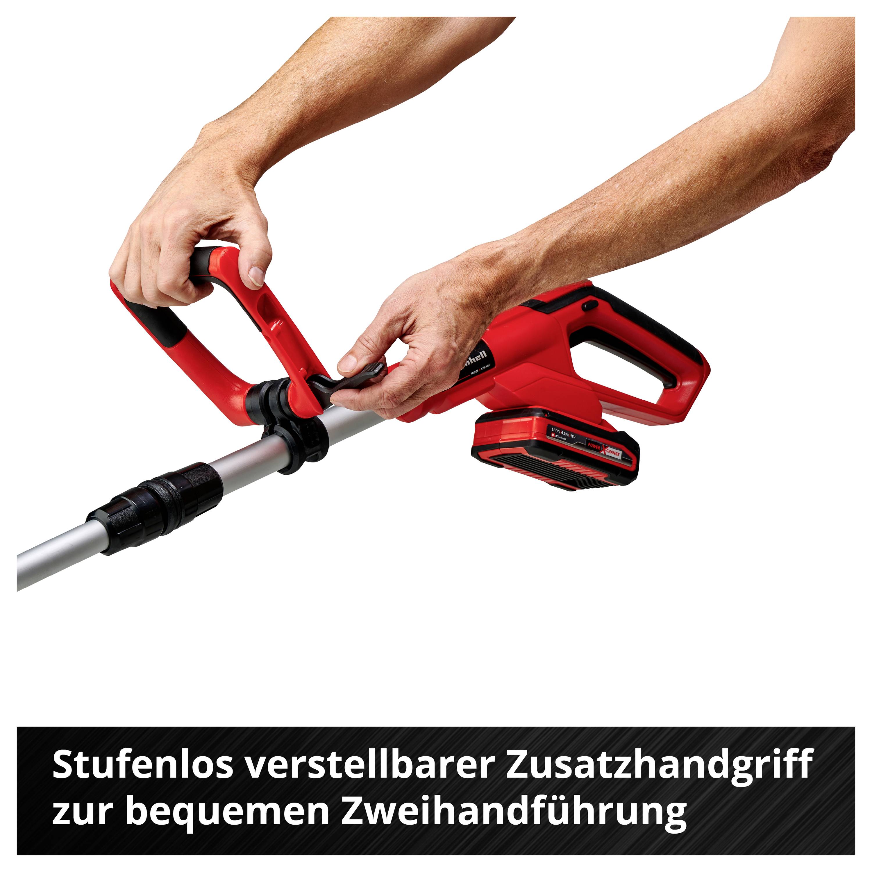 Person justiert den Zusatzhandgriff eines Gartengeräts für eine bequeme zweihändige Führung. Text: 'Stufenlos verstellbarer Zusatzhandgriff zur bequemen Zweihandführung'.
