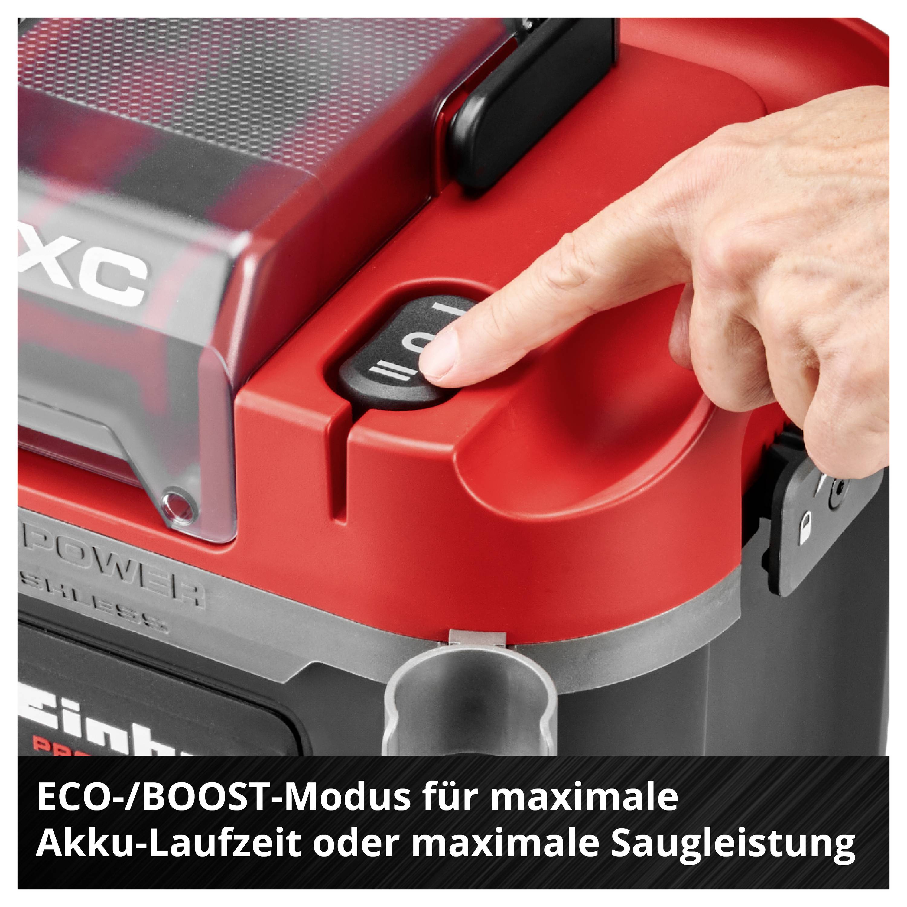 Eine Person reinigt die Ladefläche eines Lastwagens mit einem tragbaren Staubsauger. Der Staubsauger trägt das Etikett „Einhell Power X-Change