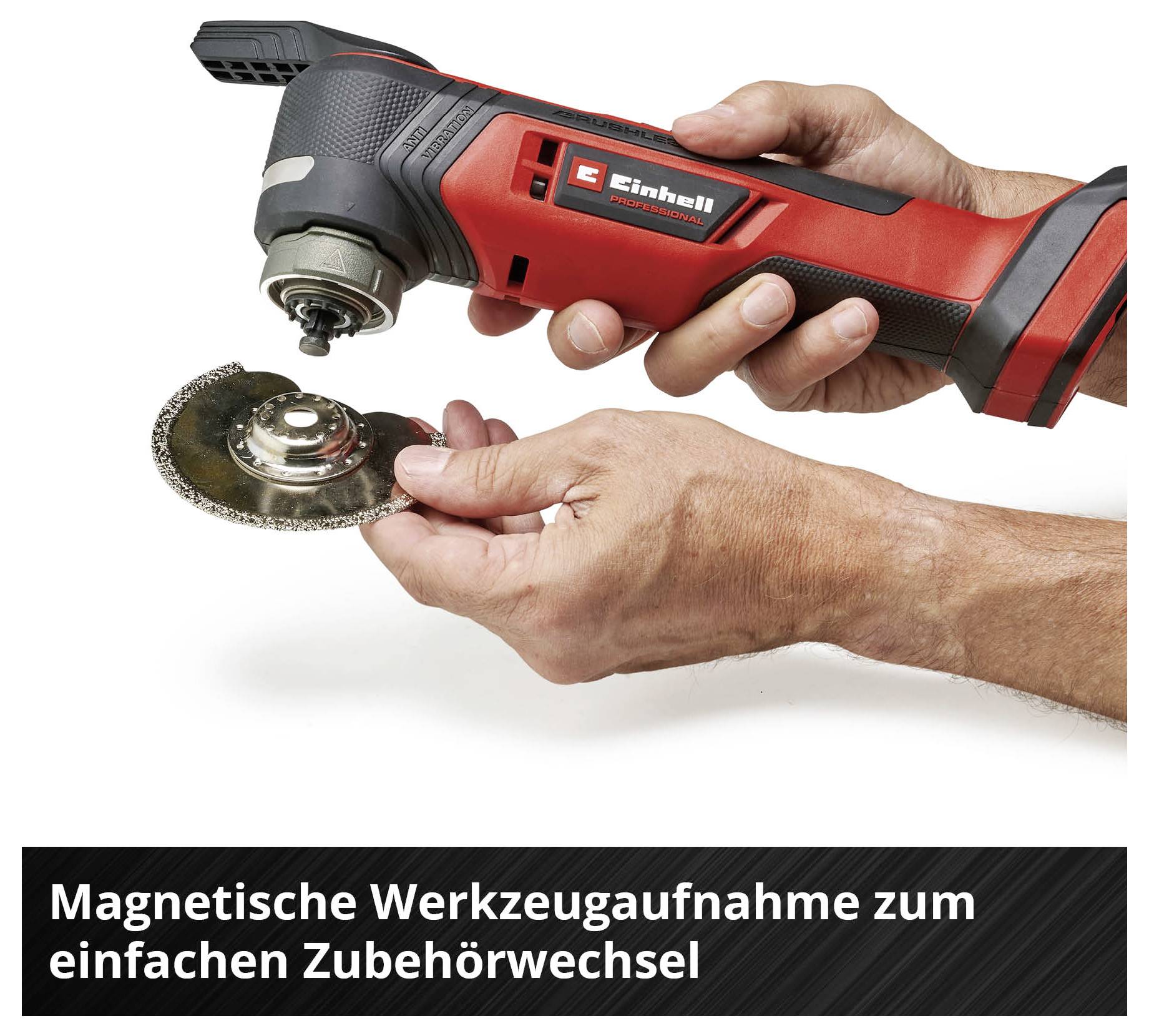 Person hält eine rot-schwarze, magnetische Schleifmaschine. Text: 'Magnetische Werkzeugaufnahme zum einfachen Zubehörwechsel'.