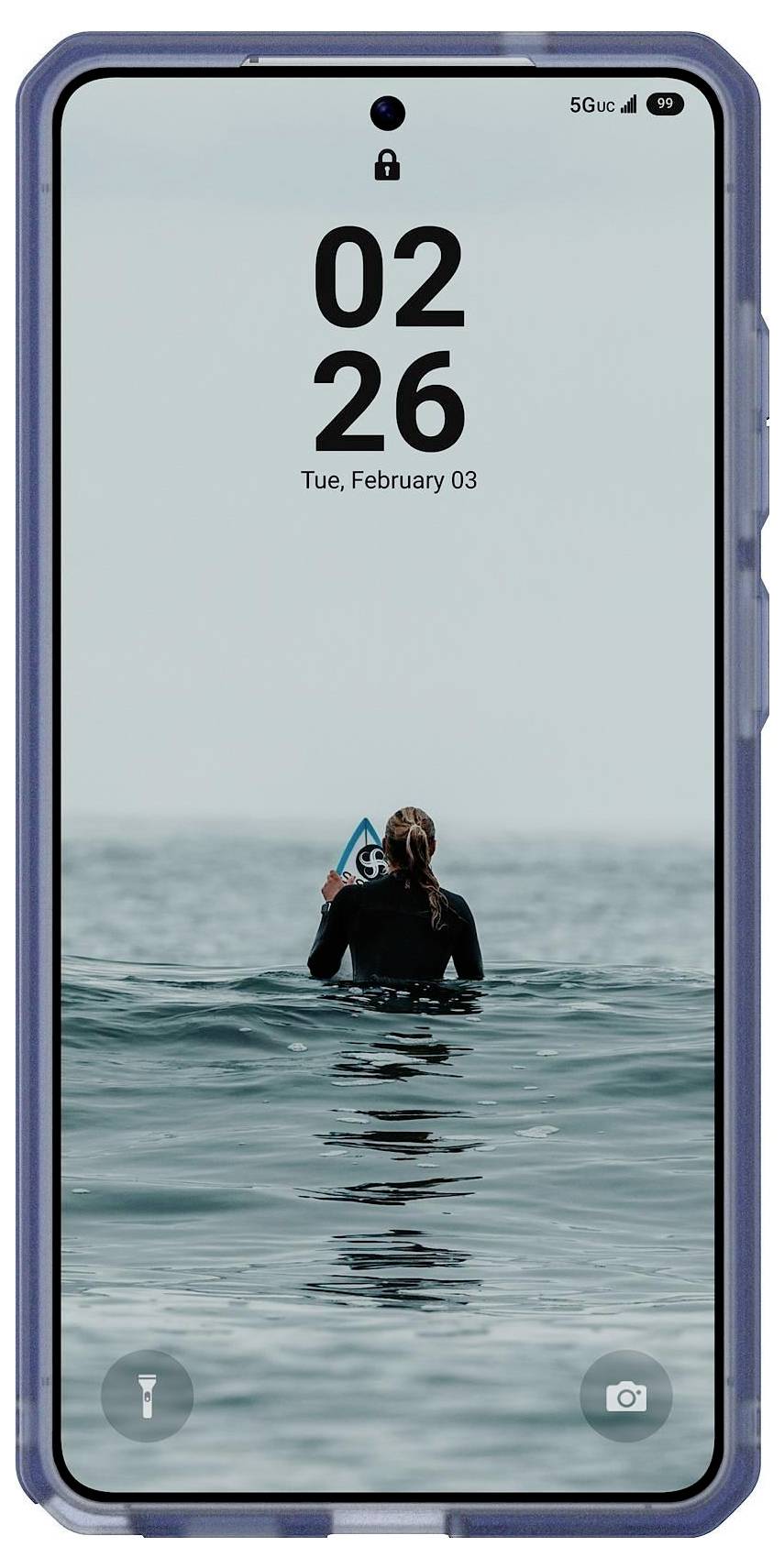 Ein Telefonbildschirm zeigt einen Surfer im Ozean mit einer Uhr, die „02:26