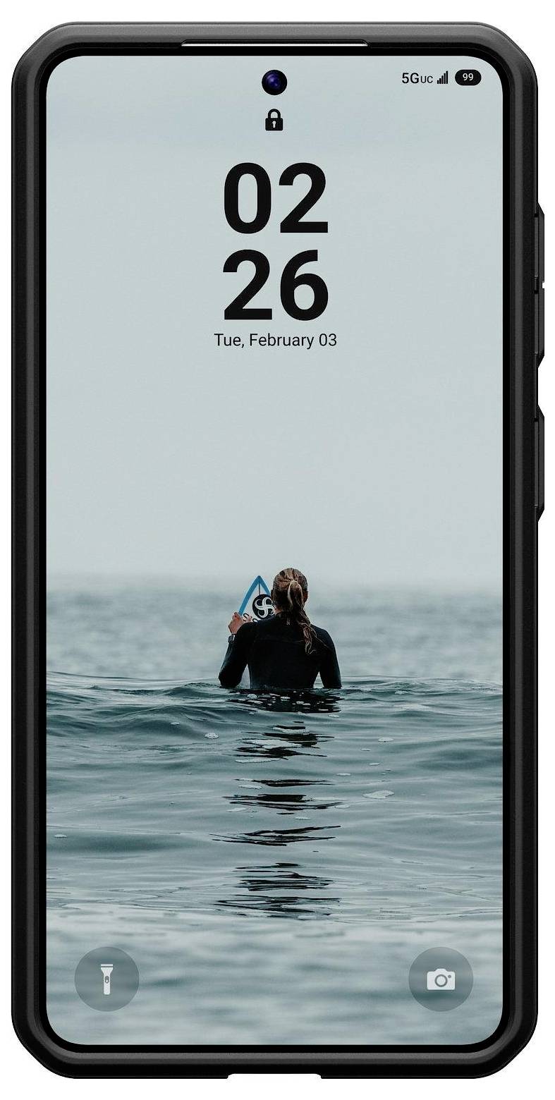 Ein Smartphone-Bildschirm, auf dem ein Hintergrundbild einer Person zu sehen ist, die im Ozean schwimmt, mit der Uhrzeit „02:26
