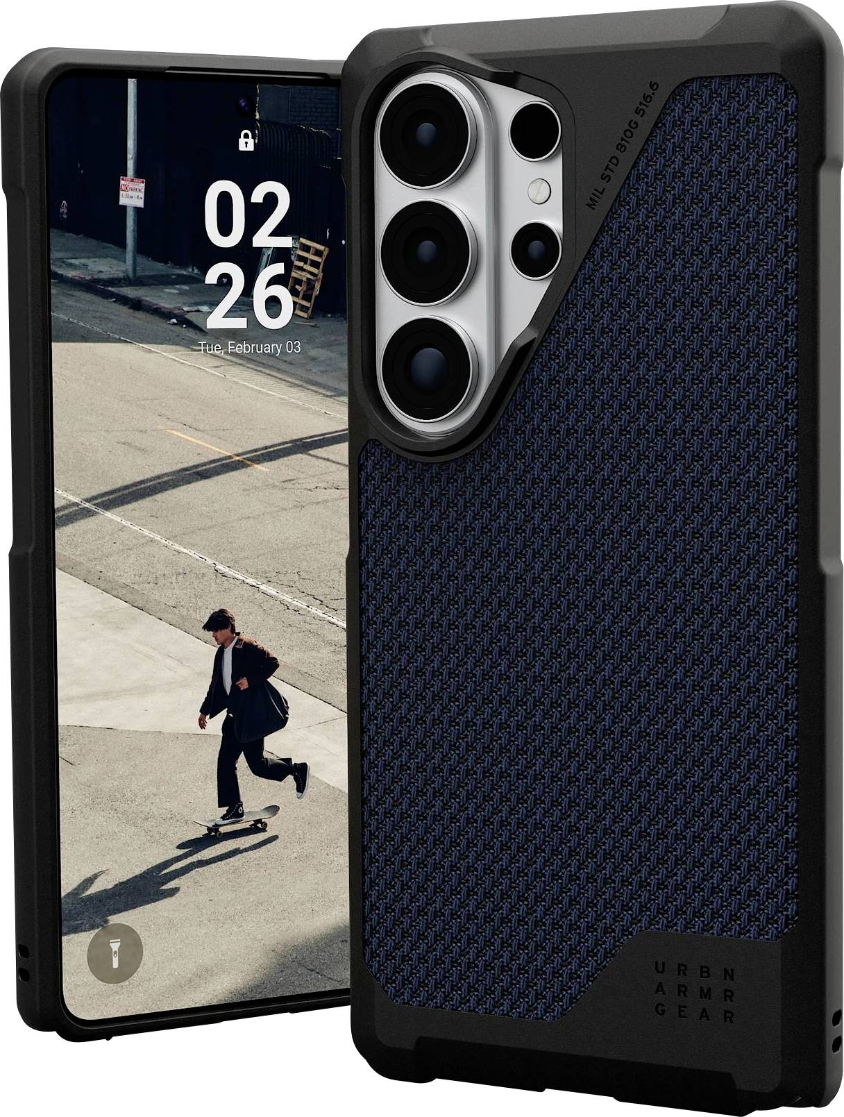 Eine robuste Handyhülle mit strukturierter Rückseite ist auf einem Smartphone zu sehen. Der Telefonbildschirm zeigt einen Mann, der auf einer städtischen Straße Skateboard fährt.