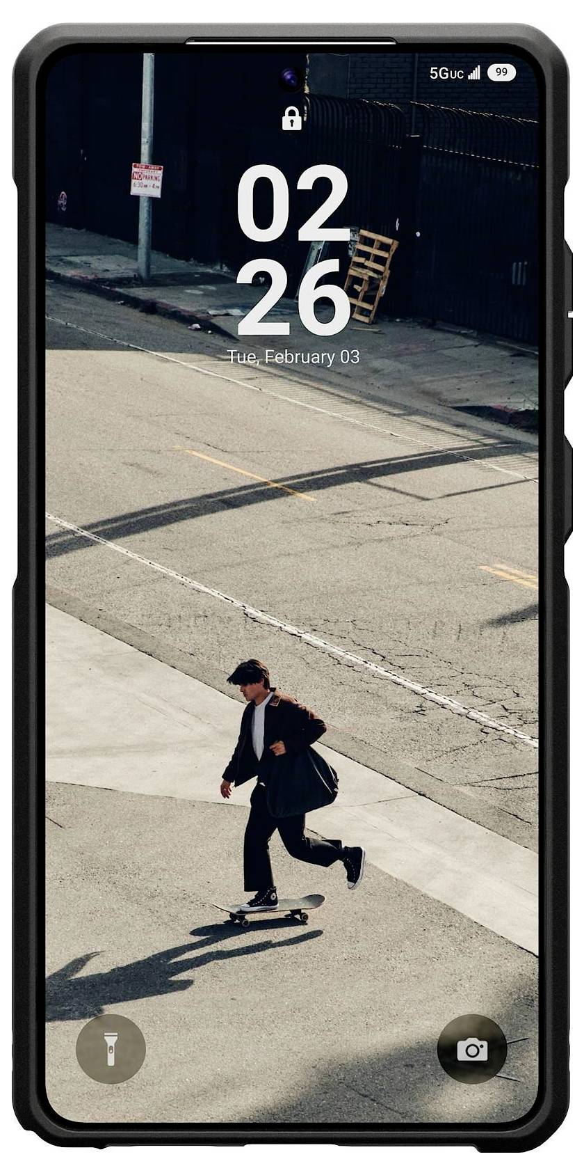 Smartphone-Bildschirm, das die Zeit '02:26', das Datum 'Di, 3. Februar' anzeigt, und ein Hintergrundbild einer Person, die auf einer Straße Skateboard fährt.