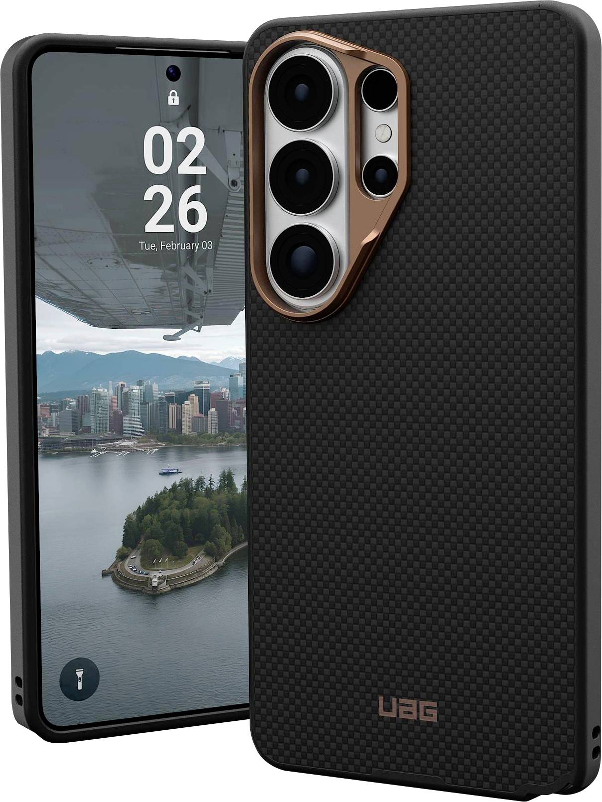 Ein Smartphone mit schwarzem strukturiertem Case und Kupferakzenten am Kameramodul, auf dem Bildschirm eine Stadtsilhouette und ein See zu sehen.