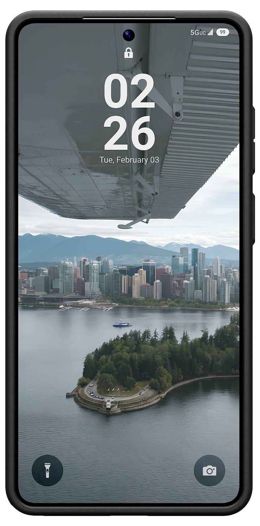 Ein Smartphone mit schwarzem Gehäuse, das sich auf seine Triple-Rückkamera konzentriert und schlankes Design sowie fortschrittliche Fotograpiefunktionen präsentiert.