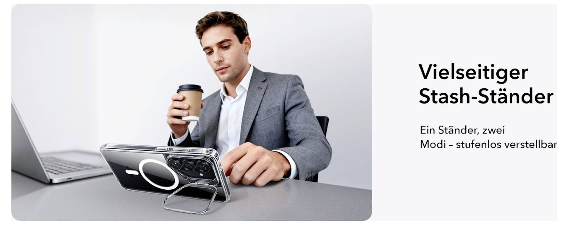 Ein Mann im Anzug sitzt an einem Tisch, hält einen Kaffeebecher und benutzt einen Ständer für sein Smartphone. Text: 'Vielseitiger Stash-Ständer'.