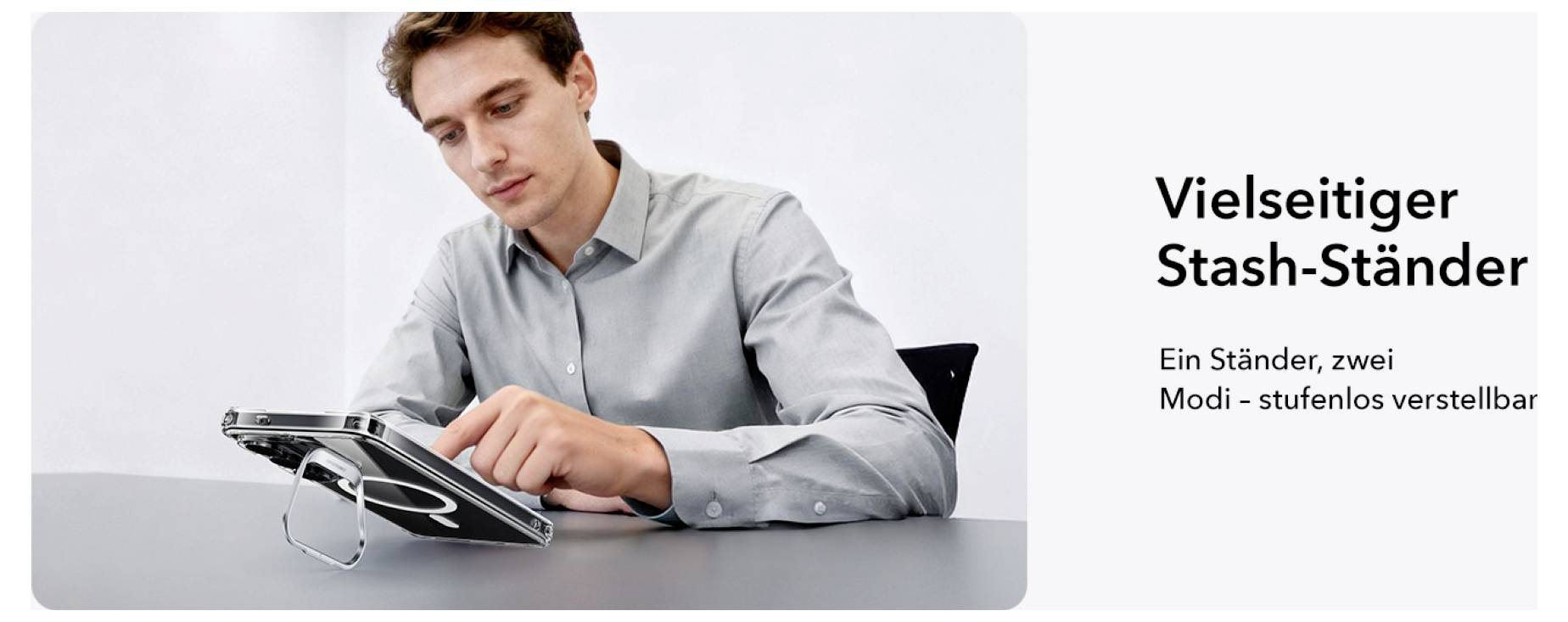 Ein Mann an einem Tisch benutzt einen Tablet-Ständer. Rechts steht: 'Vielseitiger Stash-Ständer. Ein Ständer, zwei Modi - stufenlos verstellbar'.