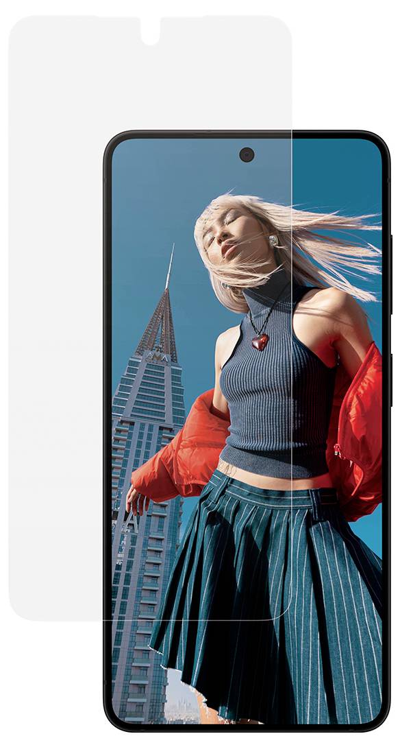 Ein Smartphone zeigt ein Fashionbild einer Person, die vor einem Wolkenkratzer tanzt, trägt eine rote Jacke und einen gestreiften Rock an einem sonnigen Tag.