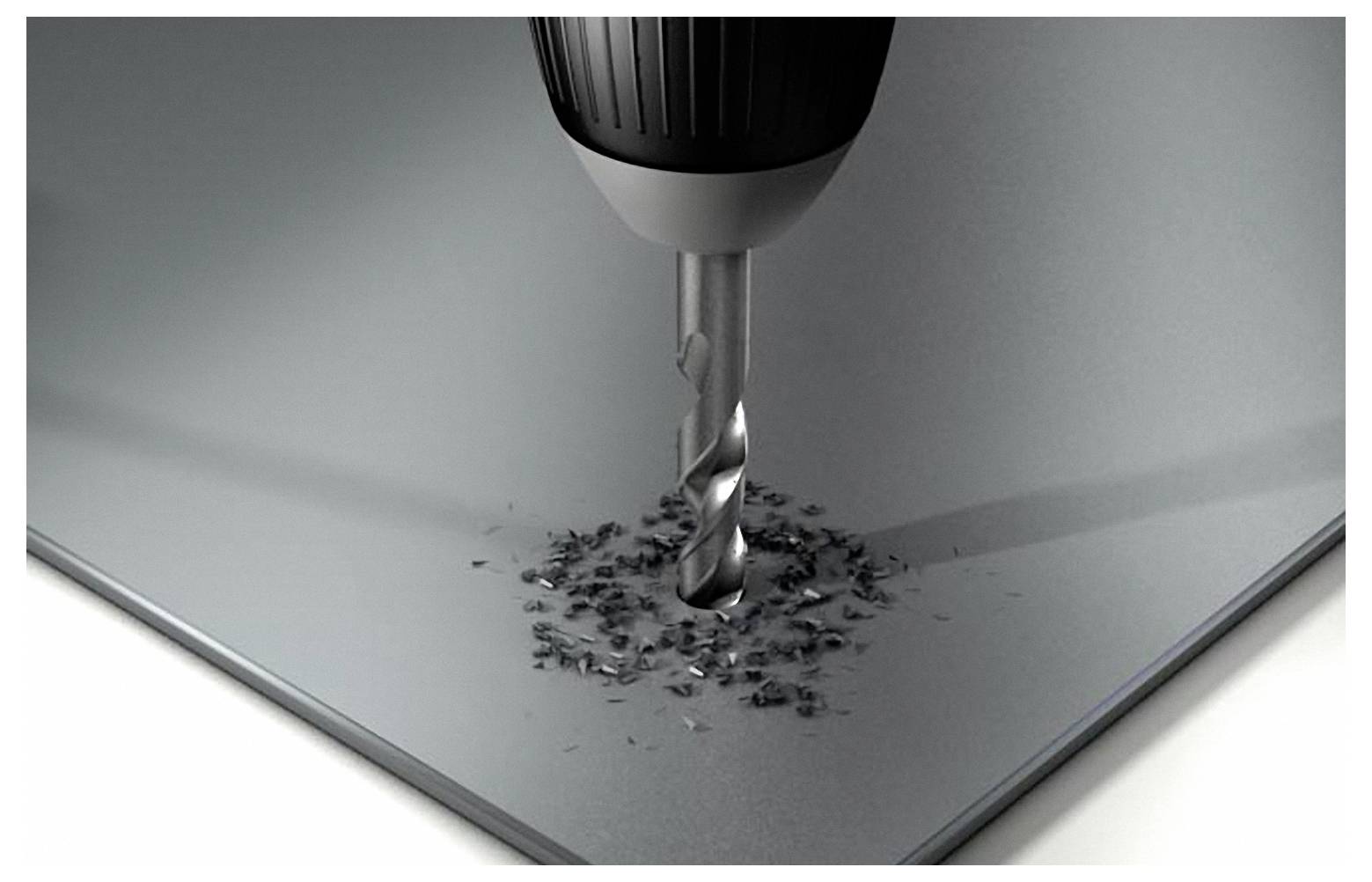 Ein Bohrer mit einem Metallaufsatz bohrt ein Loch in eine glatte, glänzende Metalloberfläche, umgeben von kleinen Metallspänen.