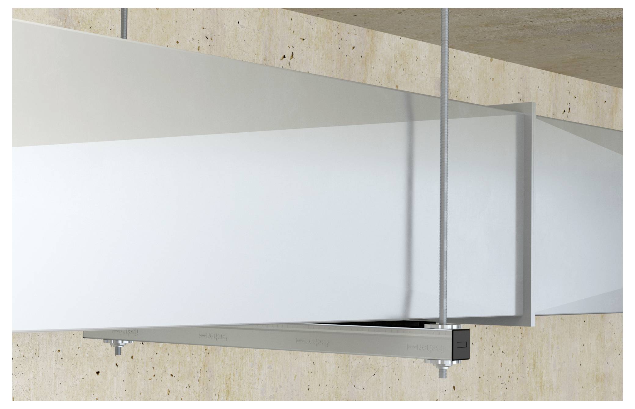 Ein an einer Betondecke mit zwei vertikalen Stangen aufgehängter Metallbalken. Der Balken ist hellgrau und bildet einen Kontrast zur beigen Decke.