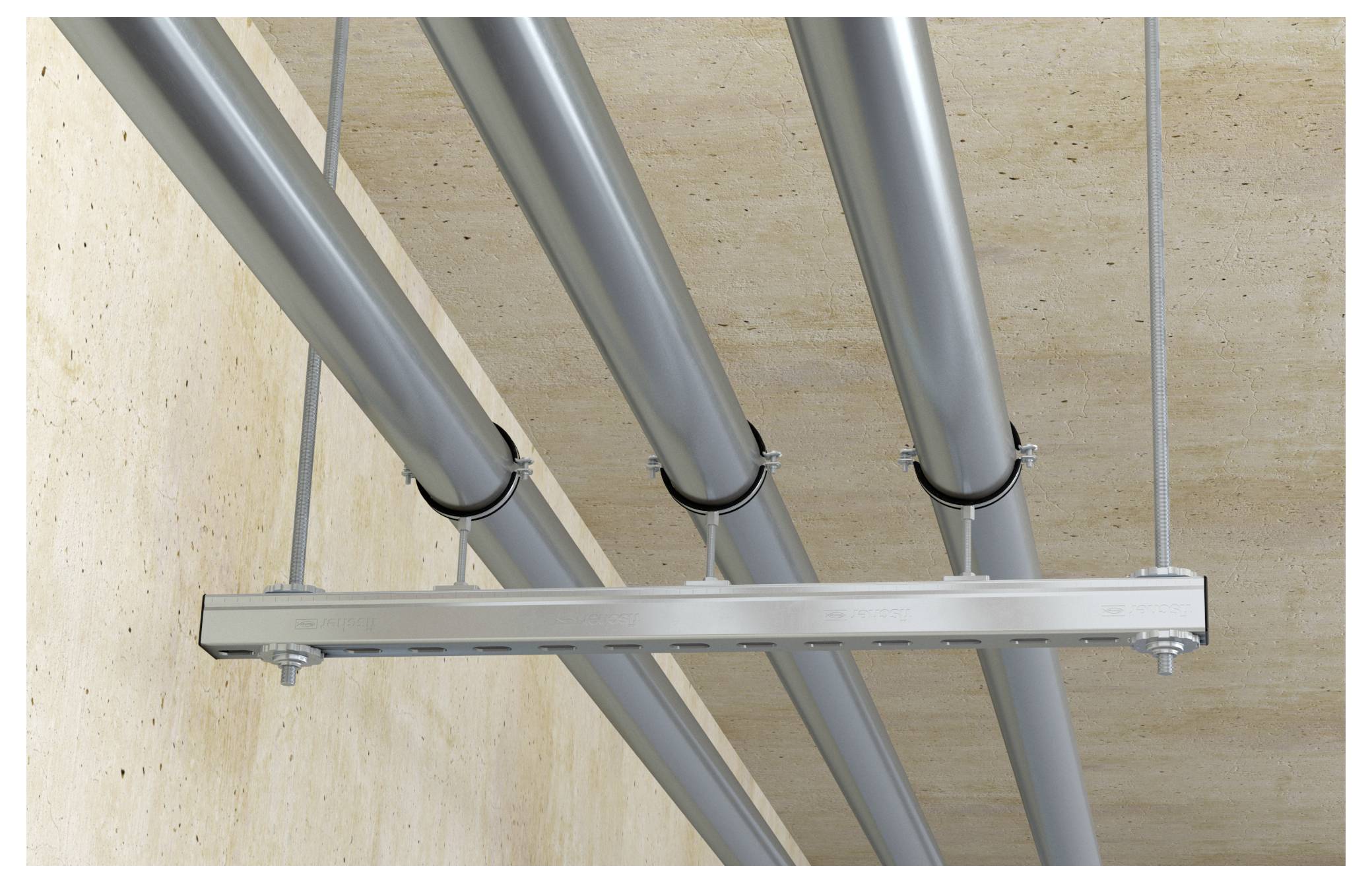 Drei Metallrohre, die mit Halterungen und Stangen von einer beigen Decke aufgehängt sind und industrielle Deckeninstallationen zeigen.