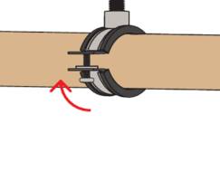 Rohrschelle zur Sicherung eines horizontalen Rohrs, mit einem roten Pfeil, der eine Aufwärtsbewegung oder Verstellung anzeigt.