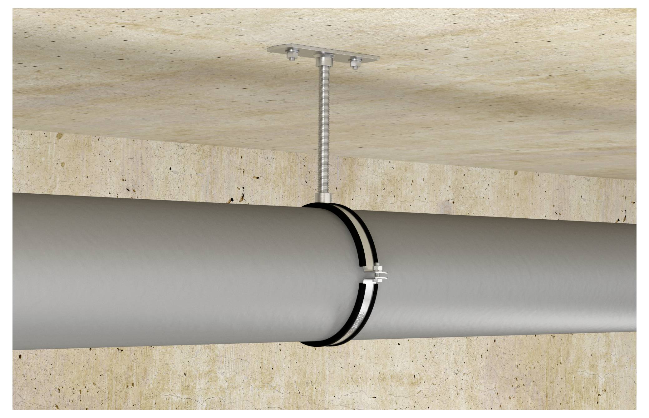 Ein Metallrohr ist an einer Holzdecke mittels eines Befestigungssystems aus Halter und Schelle montiert. Das Rohr wird mit zwei schwarzen, gummiausgekleideten Schellen gesichert.