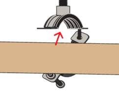 Eine Illustration zeigt eine Klammer, die zwei Holzbretter sichert, mit einem roten Pfeil, der die Druckrichtung von oben nach unten anzeigt.