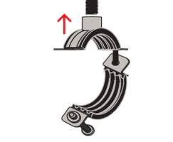 Diagramm, das einen Spannmechanismus zeigt. Ein nach oben zeigender Pfeil gibt die Bewegungsrichtung an. Die Spannvorrichtung hält ein zylindrisches Objekt.