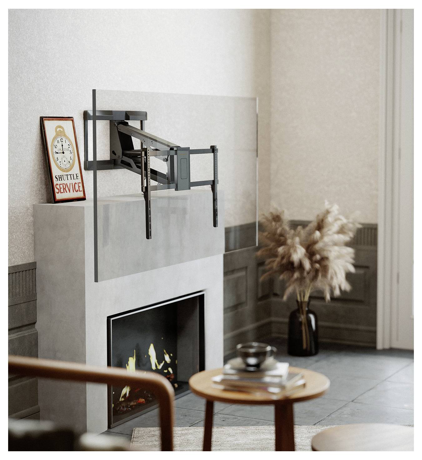 Eine wandmontierte Fernsehhalterung ist über einem Kamin in einem gemütlichen Wohnzimmer mit Dekoration angebracht, einschließlich einer Vase mit Pampasgras und einem gerahmten Schild.