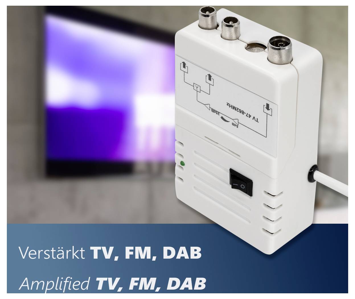 Ein weißer Signalverstärker wird angezeigt mit Eingängen für TV, FM, DAB und einem Schalter. Ein unscharfer Fernsehbildschirm befindet sich im Hintergrund.