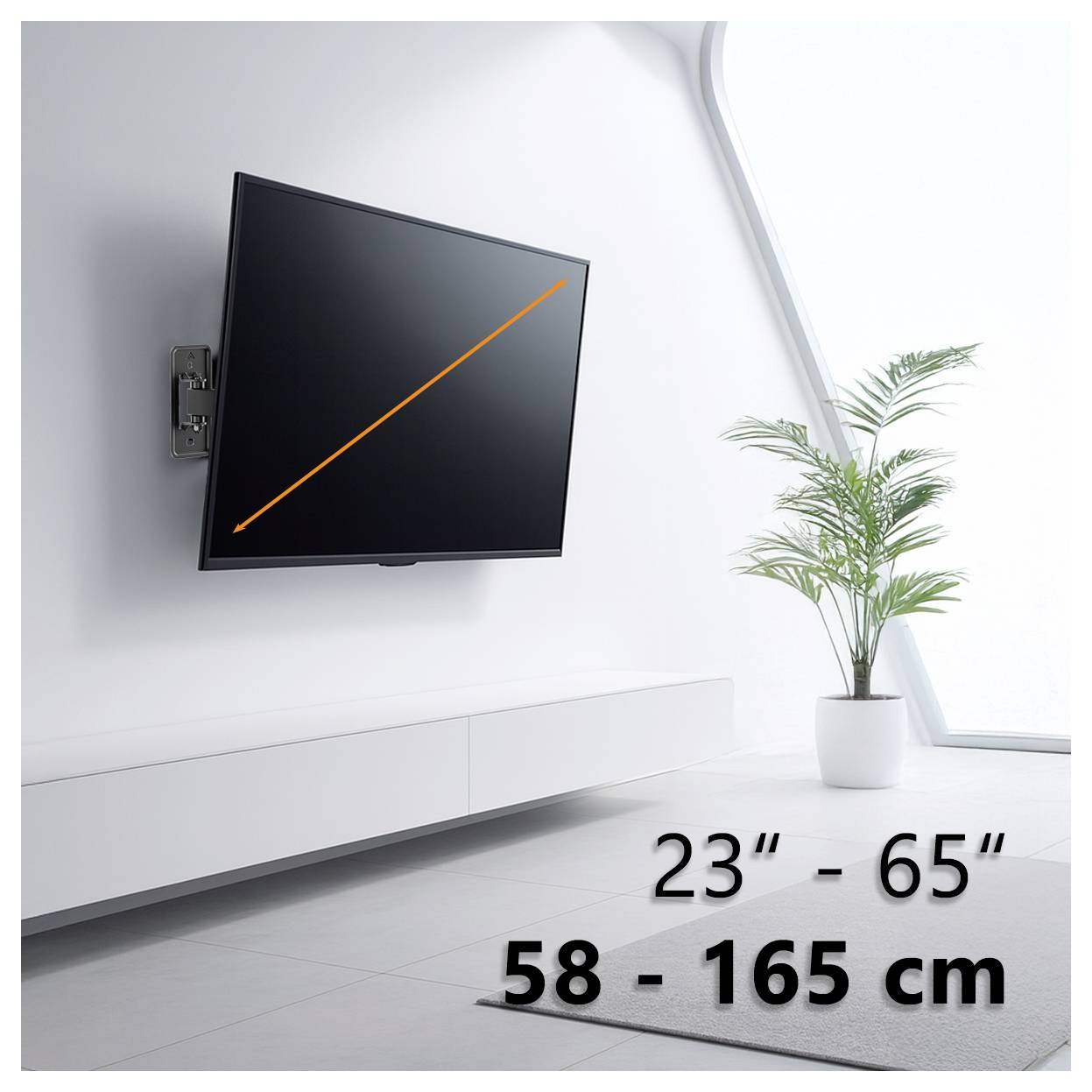Ein an der Wand angebrachter Fernseher, der zwischen 23-65 Zoll, 58-165 cm verstellbar ist, neigt sich nach vorne; eine Topfpflanze befindet sich in der Nähe in einem hellen Raum.