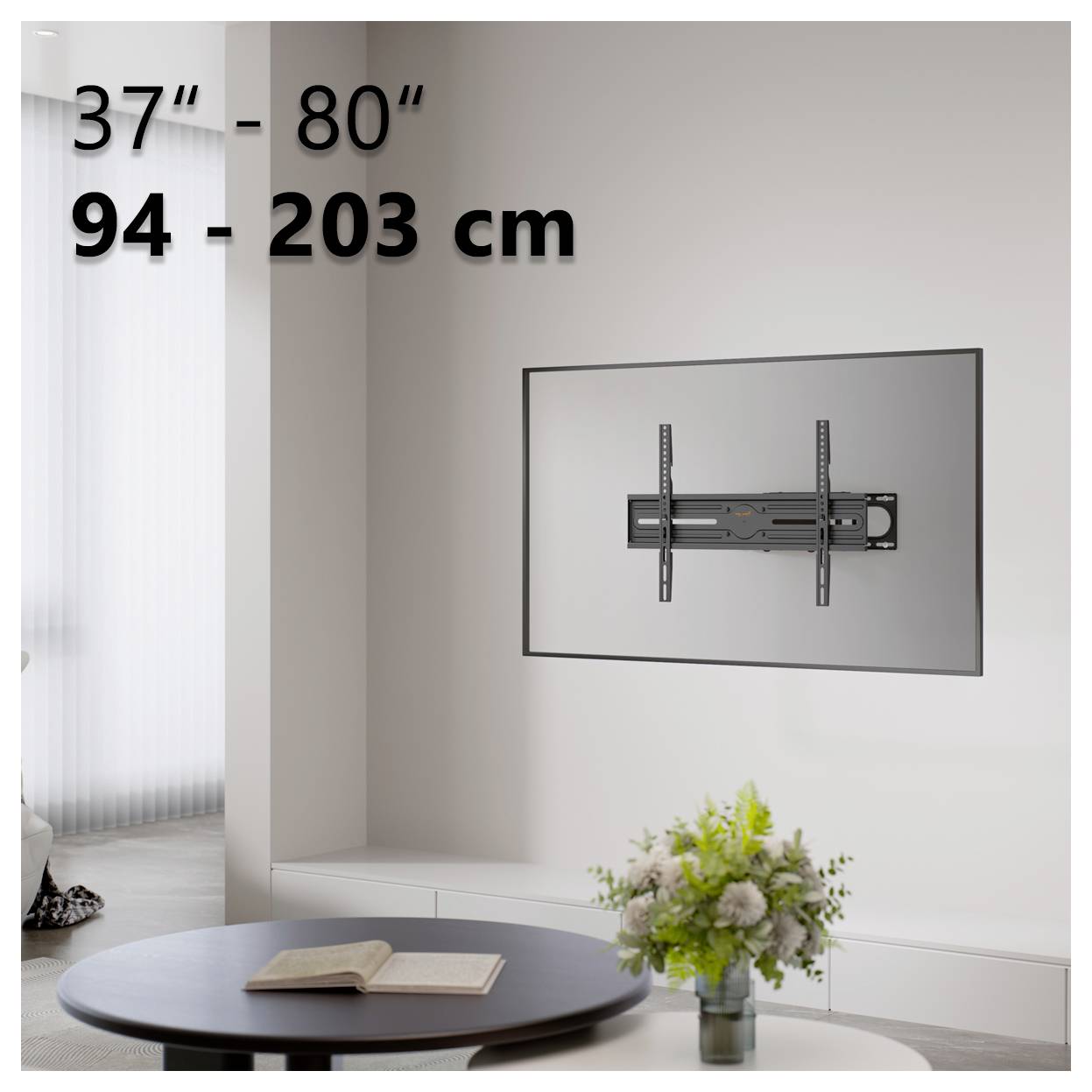 Wandmontierter Fernseh-Halter in einem Wohnzimmer. Der Text liest sich 