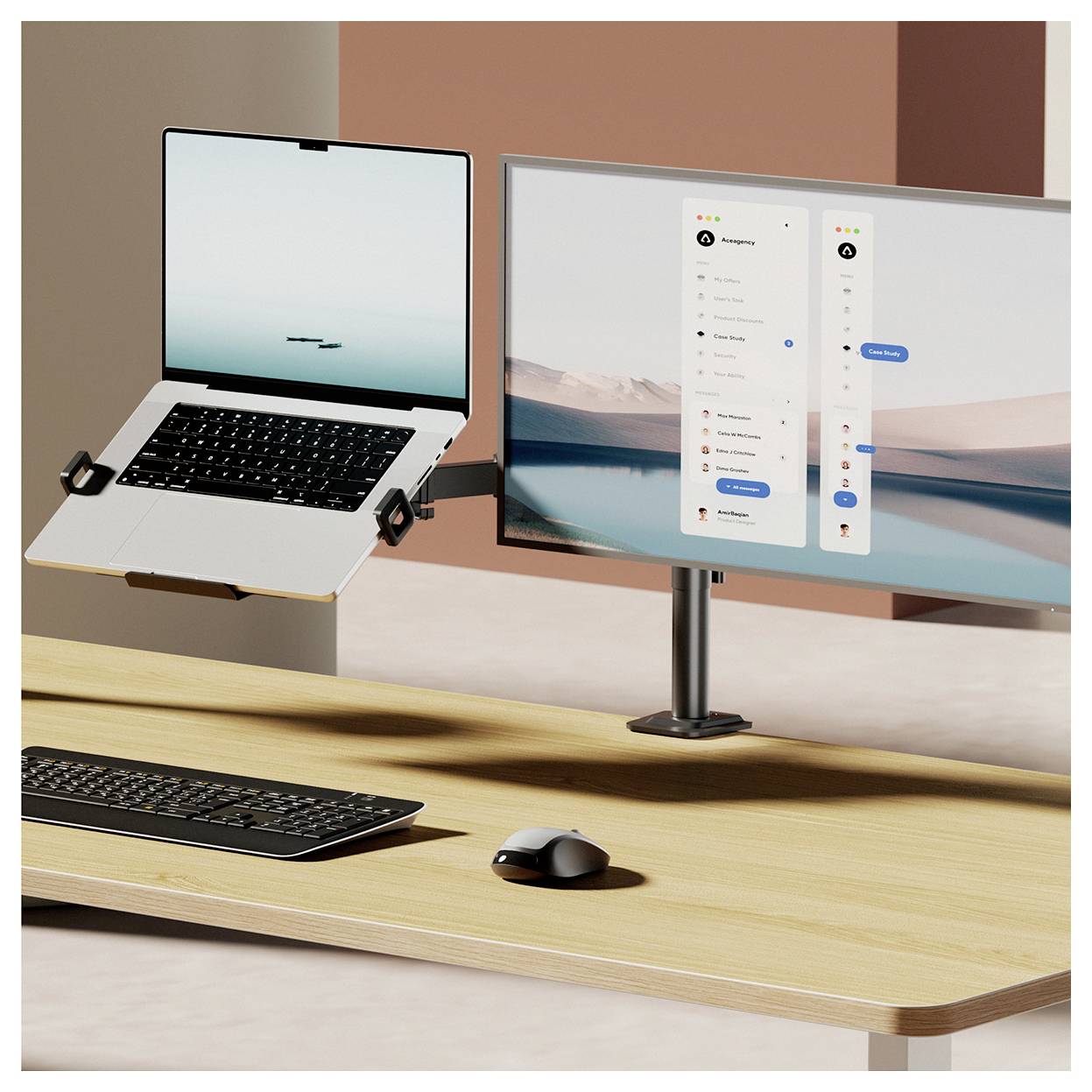 Ein eleganter Arbeitsplatz mit einem schwebenden Laptop und zwei Monitoren auf einem Holzschreibtisch mit Tastatur und Maus, vor dem Hintergrund minimalistischer Einrichtung.