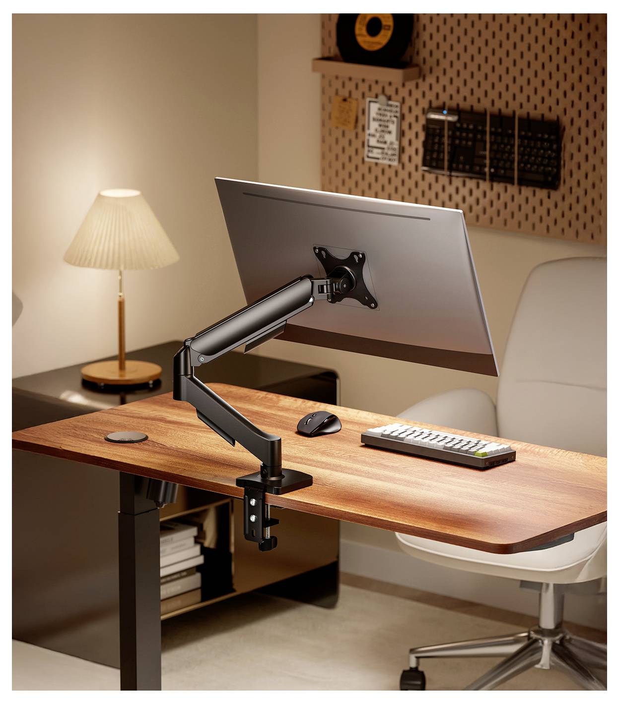 Ein modernes Büro-Setup mit einem Holzschreibtisch mit einem Monitor auf einem verstellbaren Arm, einer kabellosen Tastatur und Maus sowie einem gemütlichen Stuhl.