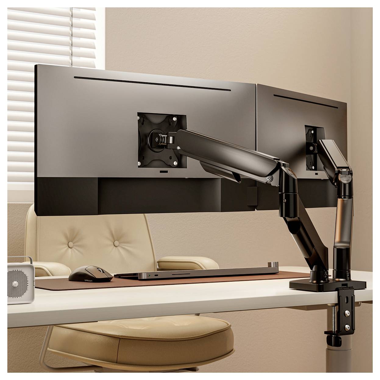 Ein modernes Büro-Setup mit zwei Monitoren auf verstellbaren Armen, einer Tastatur, einer Maus und einem Laptop auf einem weißen Schreibtisch mit einem beigen Stuhl in der Nähe.