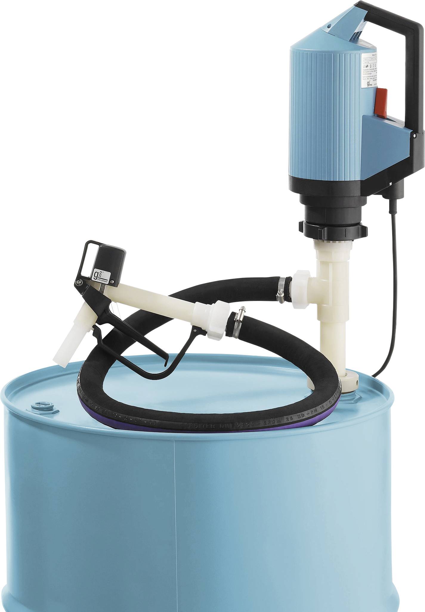 Eine blaue elektrische Fasspumpe ist auf einem großen blauen Fass montiert, mit einem flexiblen schwarzen Schlauch und einer Düse zur Fluidabgabe angebracht.