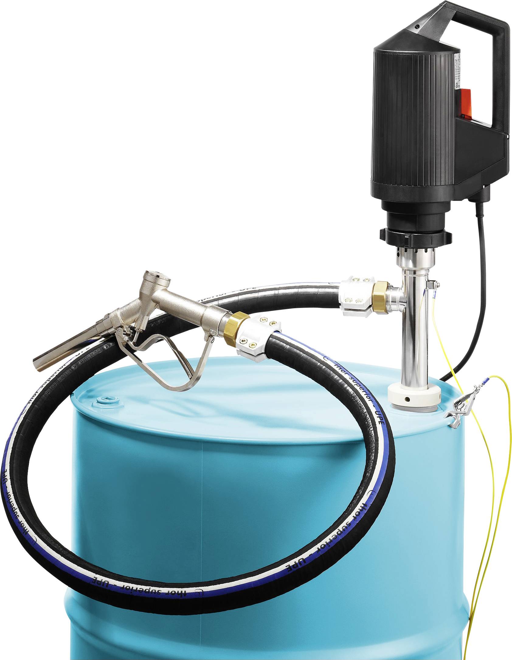 Ein blauer Industriebehälter mit einer angebrachten schwarzen elektrischen Pumpe, ausgestattet mit einem flexiblen Schlauch und einer Düse, wird zum Umfüllen oder Ausgeben von Flüssigkeiten verwendet.
