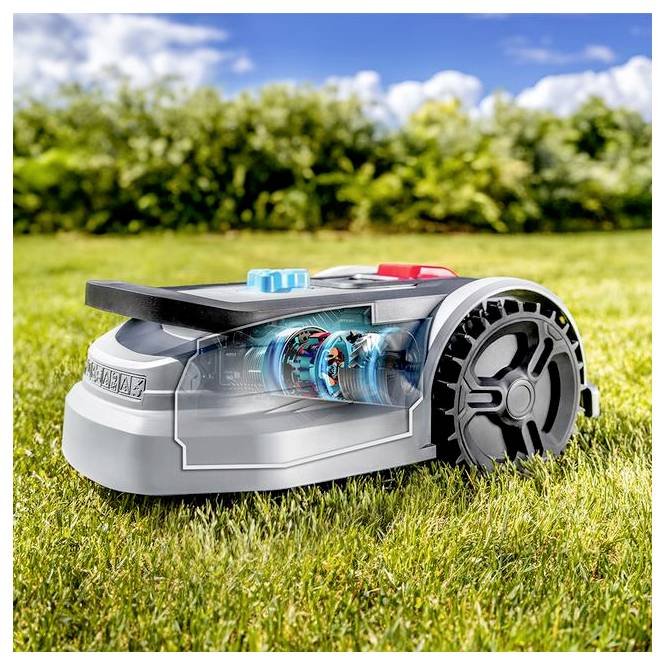 Ein autonomer Rasenmäher-Roboter bewegt sich eigenständig auf einem grünen Rasenlawn, mit klarem Himmel und Bäumen im Hintergrund, wobei sein Schneidmechanismus zur Schau gestellt wird.