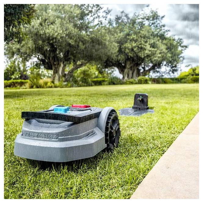 Ein Roboter-Rasenmäher durchquert einen grünen Garten bei leichtem Regen, mit üppigen Bäumen im Hintergrund, was die automatisierte Rasenpflege unterstreicht.