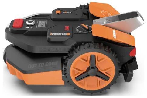 Ein orange-schwarzer Rasenmäher-Roboter mit großen Rädern und der Aufschrift „Cut to Edge