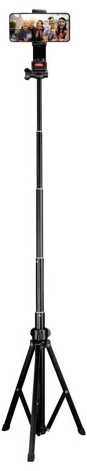 Ein großes, verstellbares Stativ mit einer Smartphone-Halterung, die ein Telefon hält, das ein Gruppenselfie von vier lächelnden Menschen anzeigt.