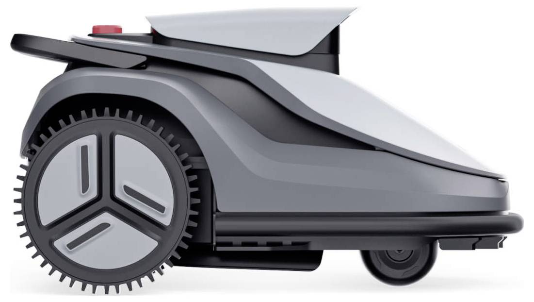 Eine Seitenansicht eines Rasenroboters mit schlankem grauem Design, großen strukturierten Rädern und einem rot leuchtenden Bedienungsknopf an der Rückseite.