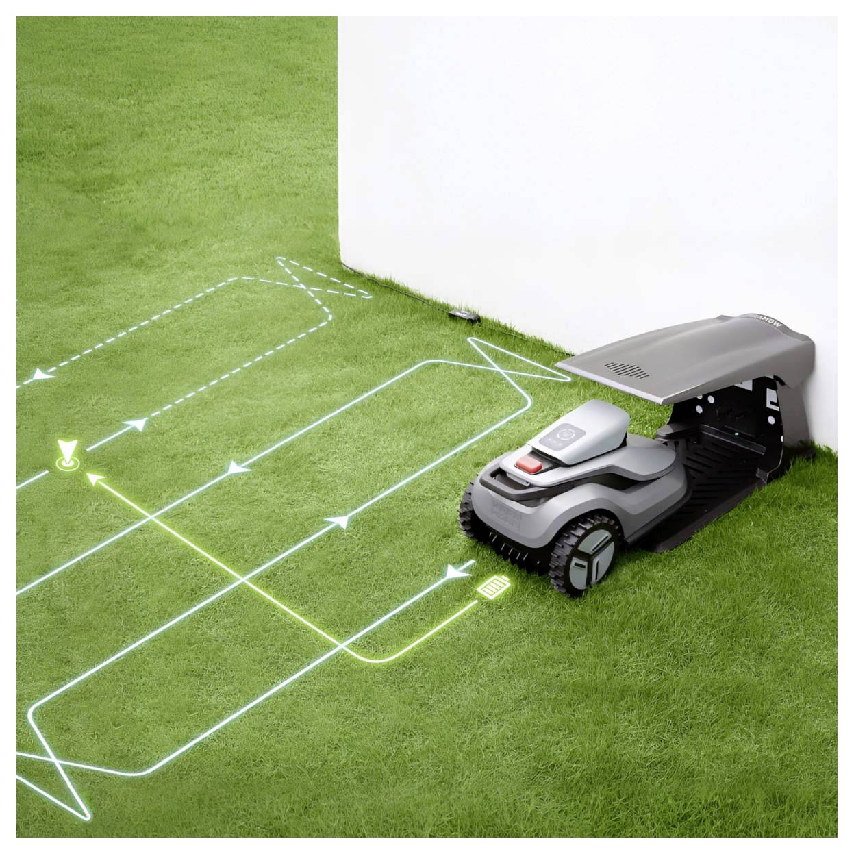 Ein Roboterrasenmäher neben einer Mauer auf Gras geparkt, mit einer digitalen Benutzeroberfläche im Overlay, die seinen Mähweg in hellblauen Linien anzeigt.