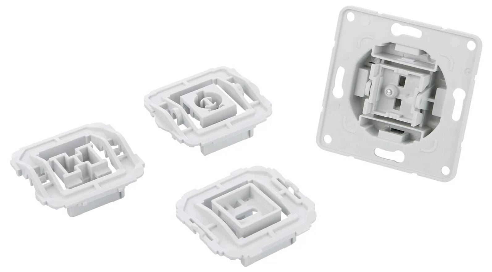 Vier weiße Elektrosteckdosenkomponenten auf weißem Hintergrund angeordnet, die verschiedene Ansichten und Winkel der Teile zeigen.