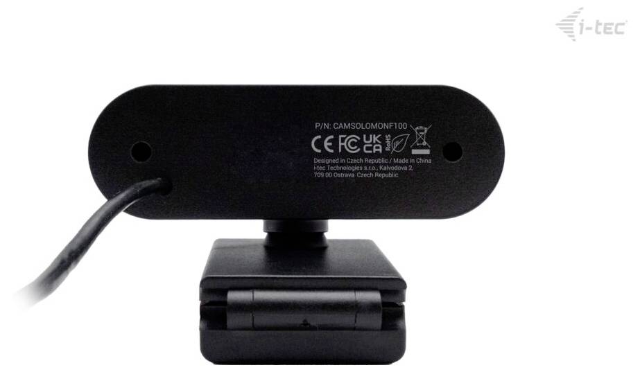 Eine schwarze Webcam mit Kabel, montiert auf einem Ständer. Die Rückseite zeigt technische Details und Zertifizierungen.