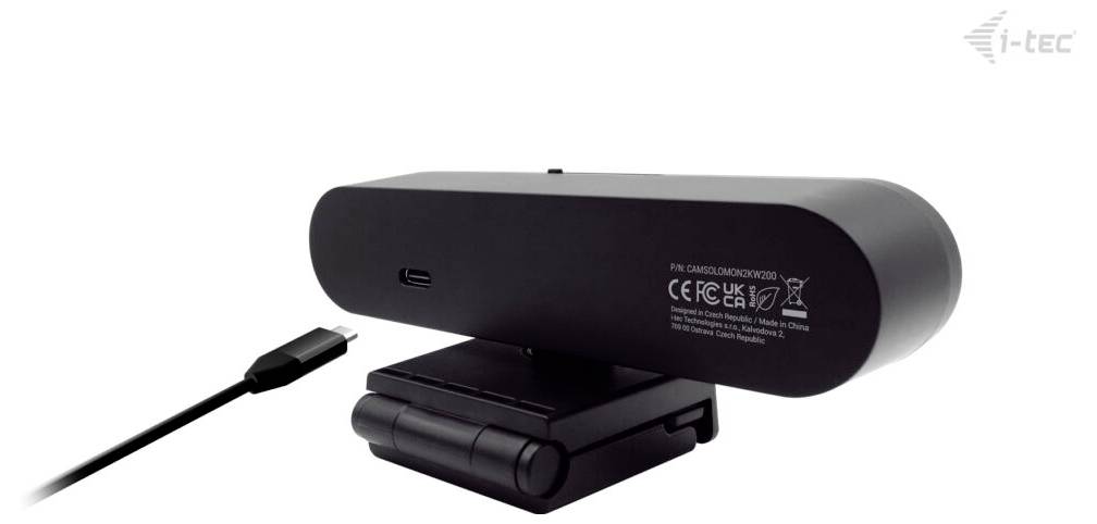 Eine schwarze Webcam mit USB-C-Anschluss auf der Rückseite, montiert auf einem verstellbaren Ständer. Markenzeichen und Zertifizierungsmarkierungen sind sichtbar.