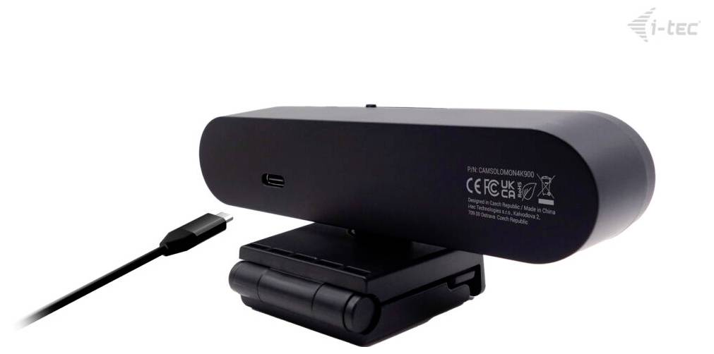 Rückansicht einer Webcam mit einem USB-C-Anschluss und sichtbarem Branding auf der Oberfläche, zusammen mit einem USB-C-Kabel zur Verbindung.