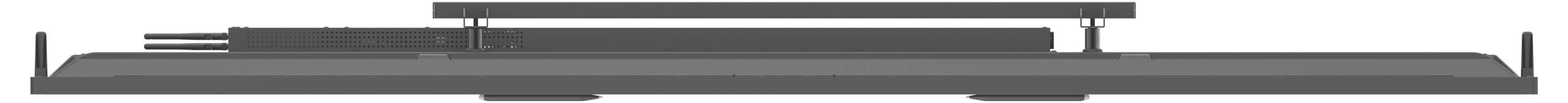 Ein Flachbettwagen mit verlängerten Ladesicherungen an beiden Enden, ausgelegt für den Transport von langen zylindrischen Rohren.