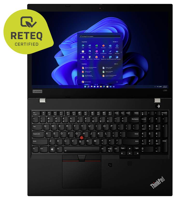 Ein Anhänger mit einem abgedeckten Rad auf nasser Fahrbahn, was auf Regenschutz hindeutet.