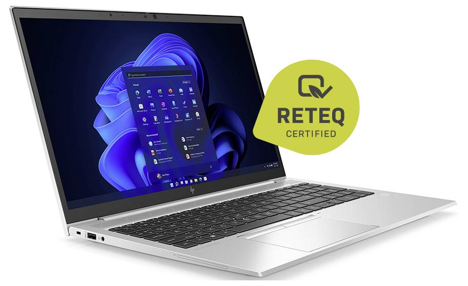 Ein silberner Laptop mit Windows-Oberfläche auf dem Bildschirm, mit Symbolen und Taskleiste. Ein gelbes Abzeichen mit der Aufschrift „RETEQ Certified