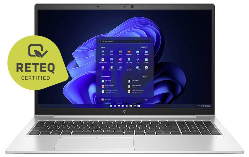 Ein Laptop, auf dessen Bildschirm das Windows-Startmenü angezeigt wird, mit einem überlagerten Badge 