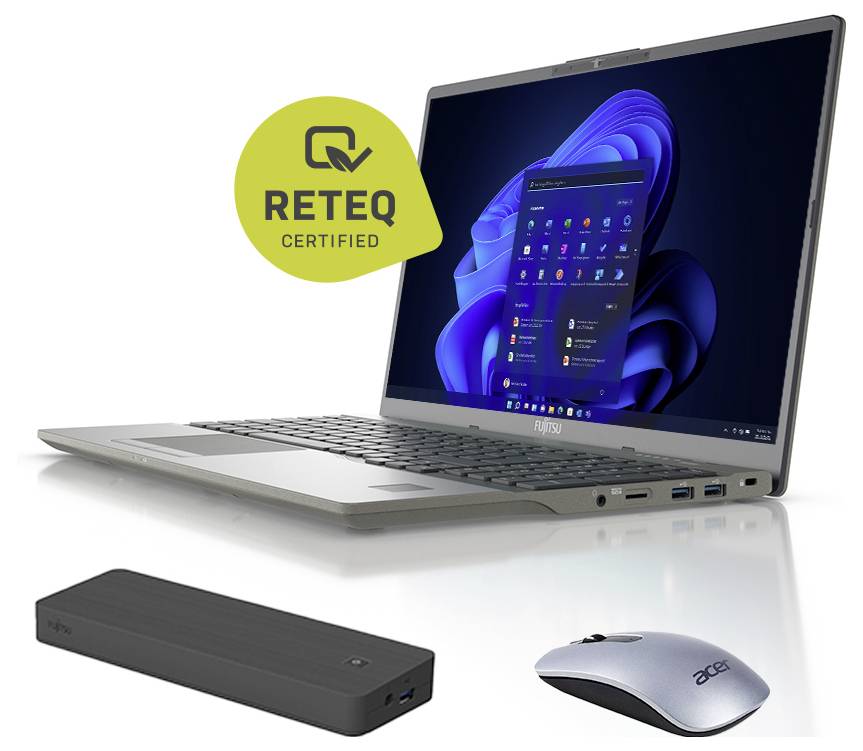 Fujitsu-Laptop mit Windows 11-Bildschirm, begleitet von einer kabellosen Maus und einer schwarzen Powerbank. Der Laptop ist RETEQ-zertifiziert.