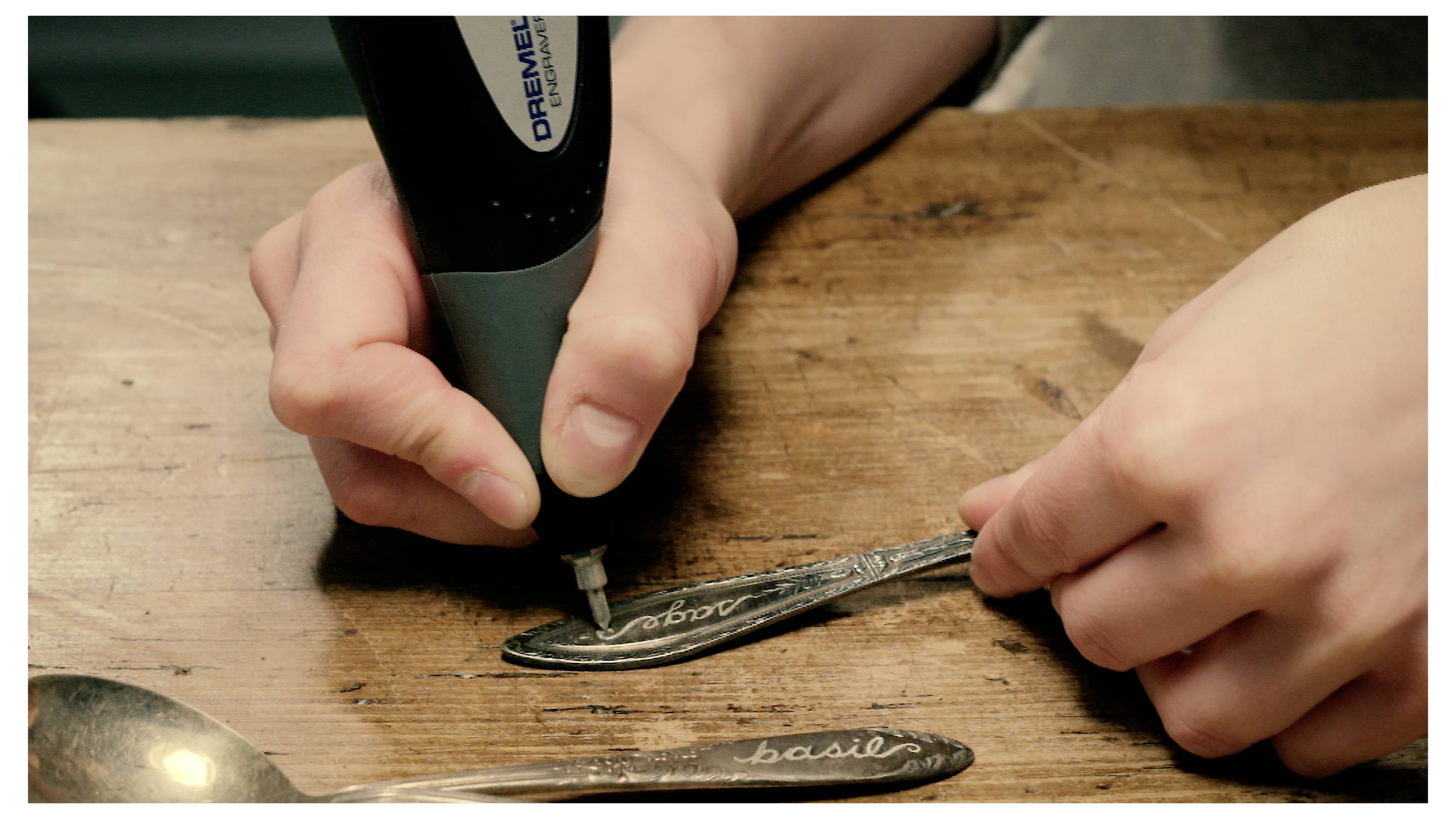 Eine Person graviert „Rosmarin