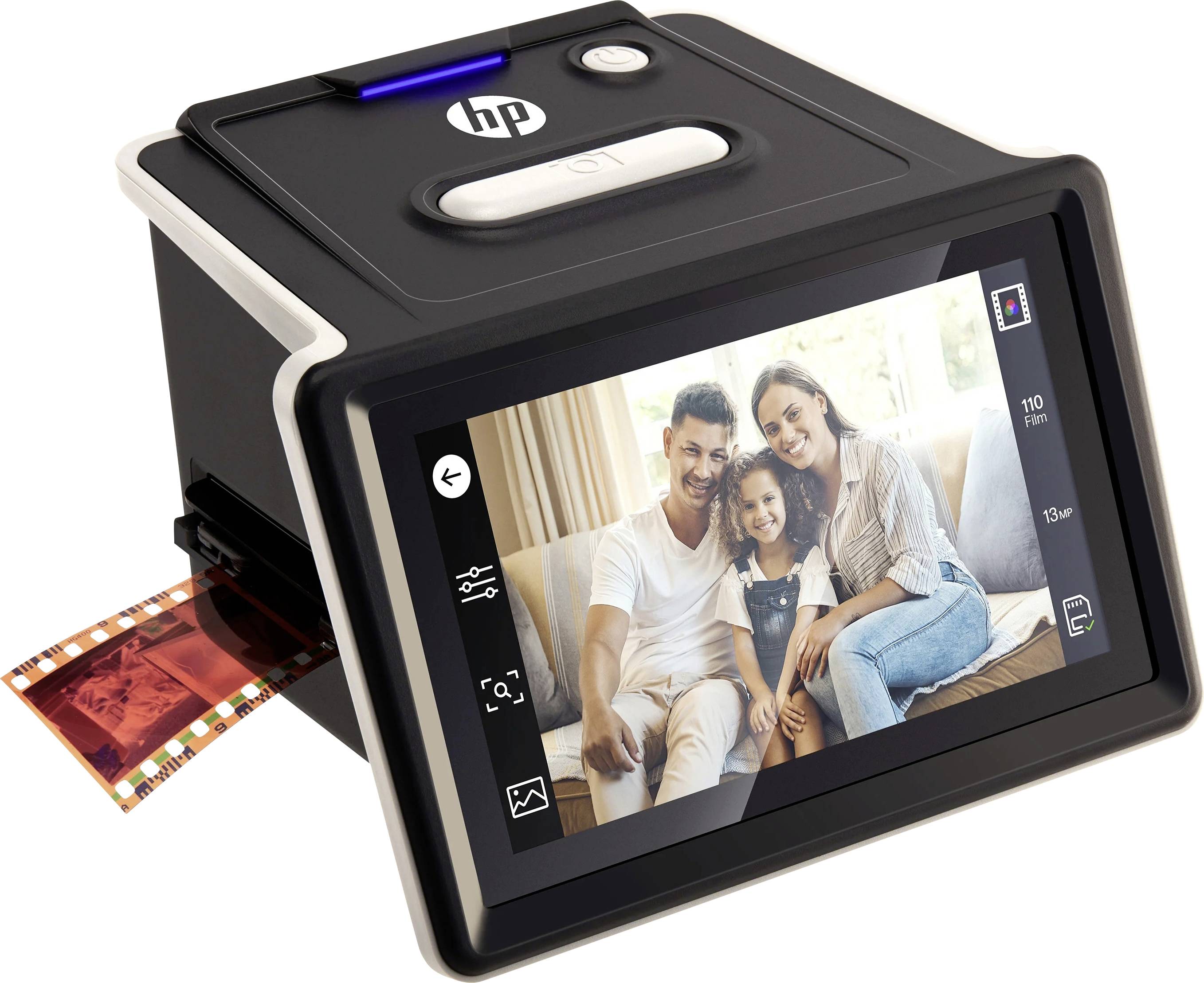 Ein digitaler Scanner zeigt ein Familienfoto auf seinem Bildschirm an, wobei ein Filmstreifen teilweise seitlich eingeführt ist.